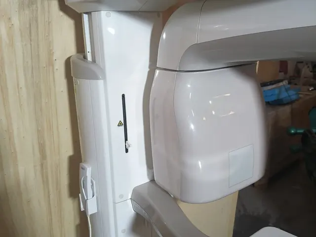 Vatech PAX-400C column controls with Chinese labels showing lift interface, power switch, emergency button