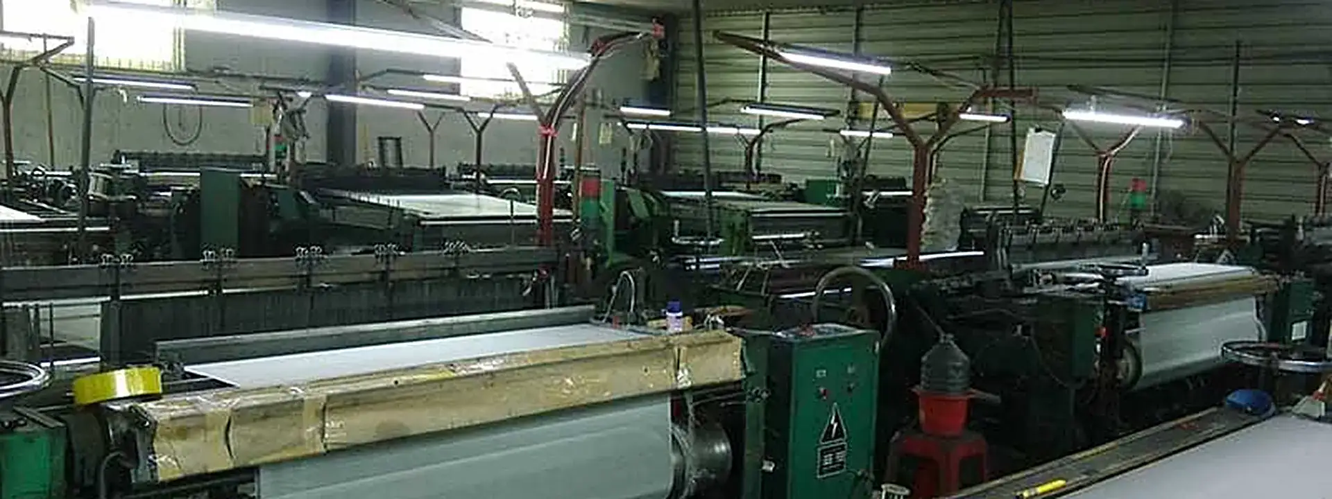 Stainless steel wire mesh weaving machines running at the Wodong mill