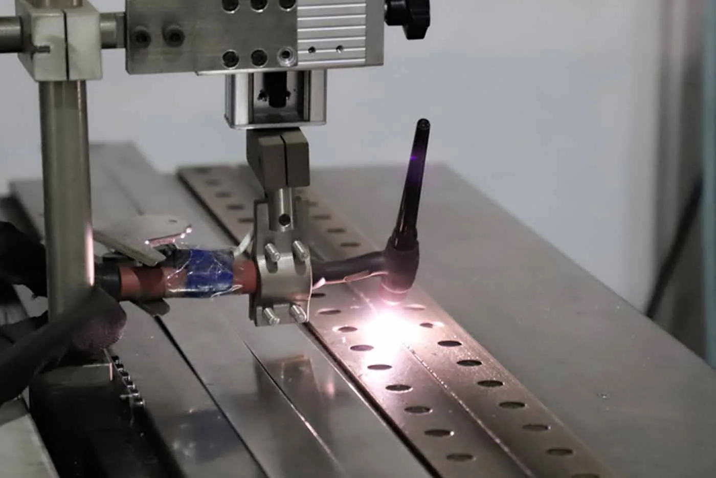 Seam welding a perforated strainer screen at Wodong