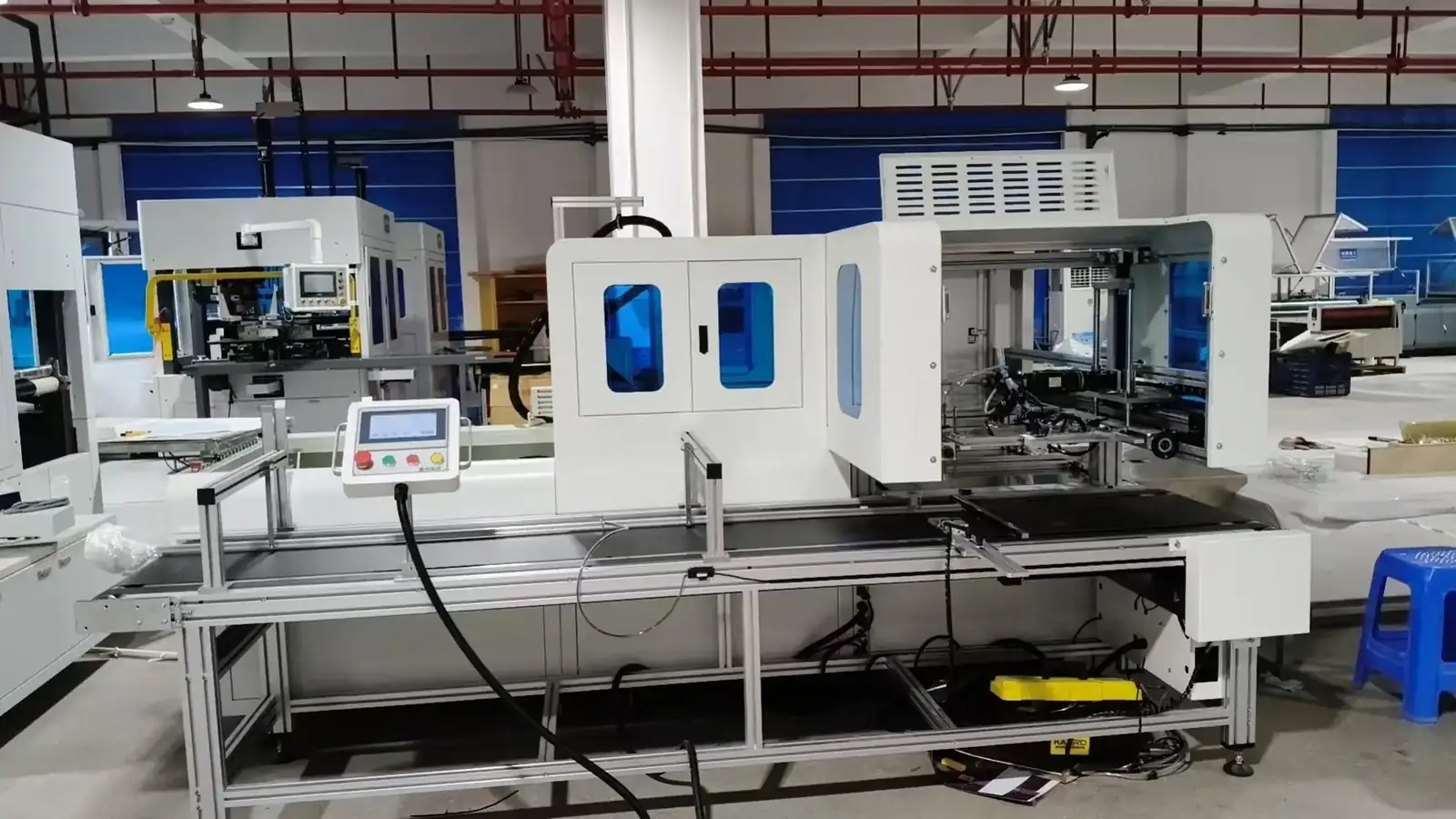 Machine frames and conveyors in the Guorun machine building workshop