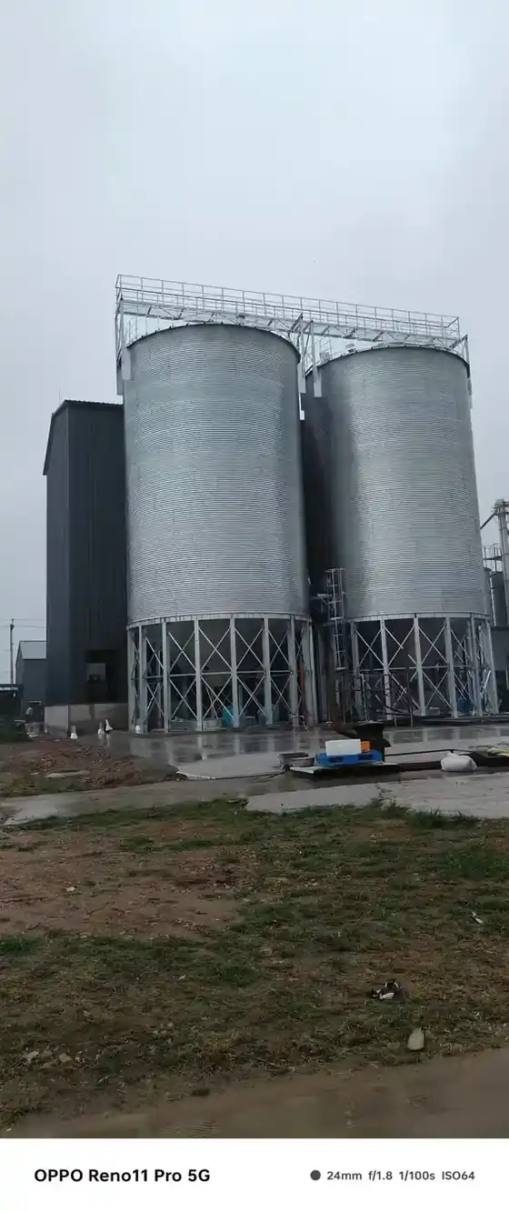 Cone granary shell with bolted corrugated rings and stiffeners