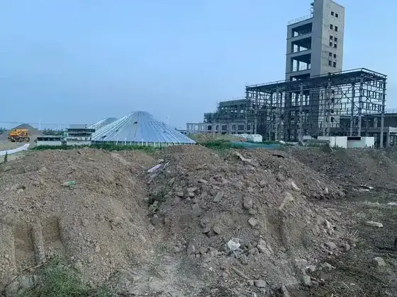 Galvanized silo battery with access ladders and roof walkway
