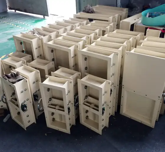 Chain conveyor trough with drive unit and inlet gates