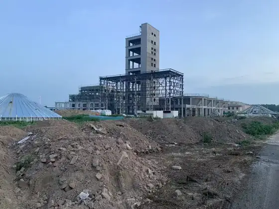 Grain silo group with filling conveyor running along the roof line