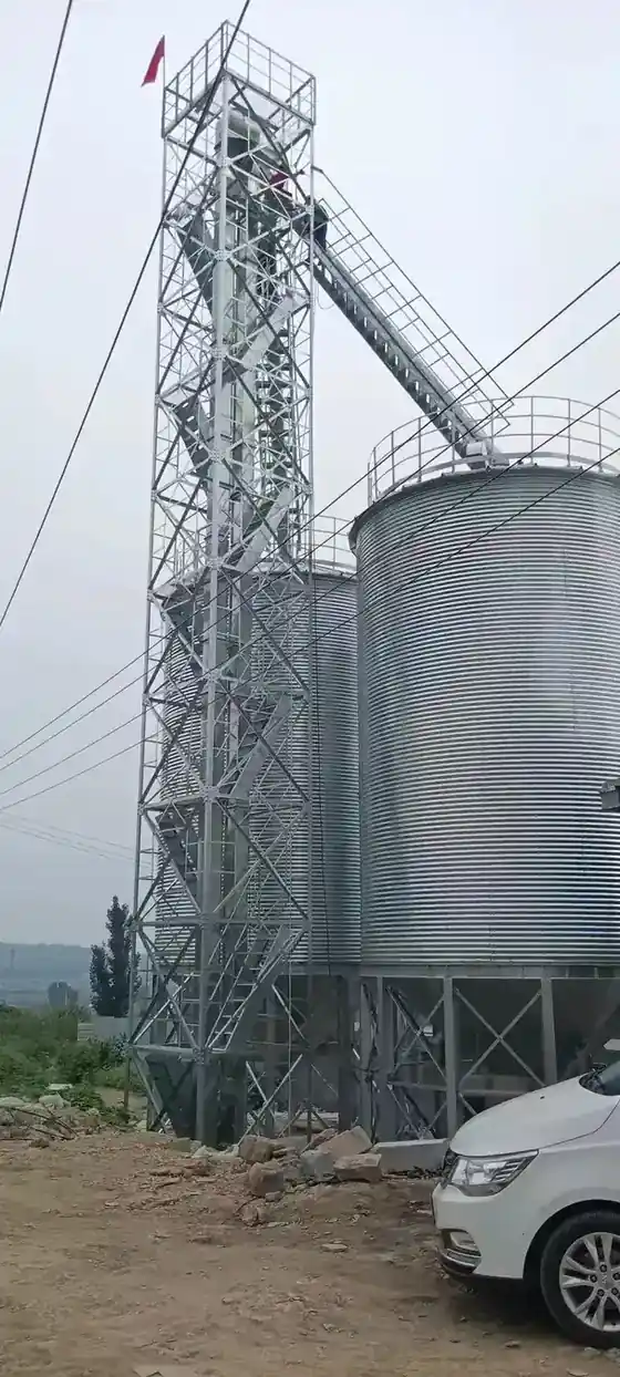 Silo cone and outlet arrangement above a concrete base