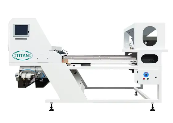Belt colour sorter with feeding belt, camera housing and control screen