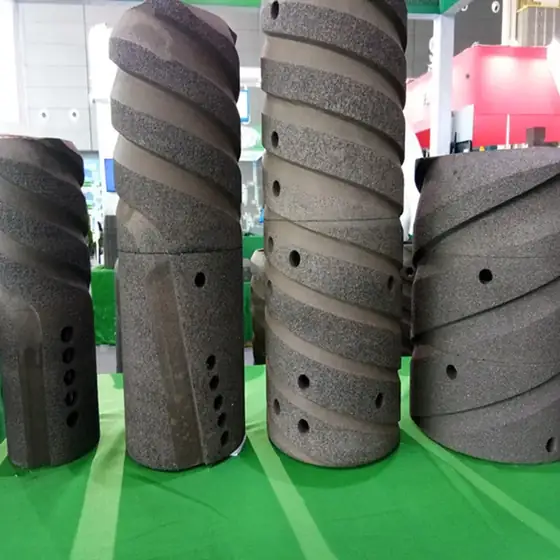 Emery roller with spiral groove pattern on the abrasive surface