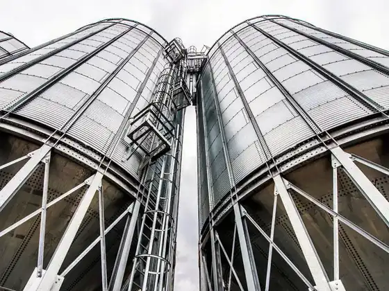 Galvanized grain silos with roof catwalk between the cells