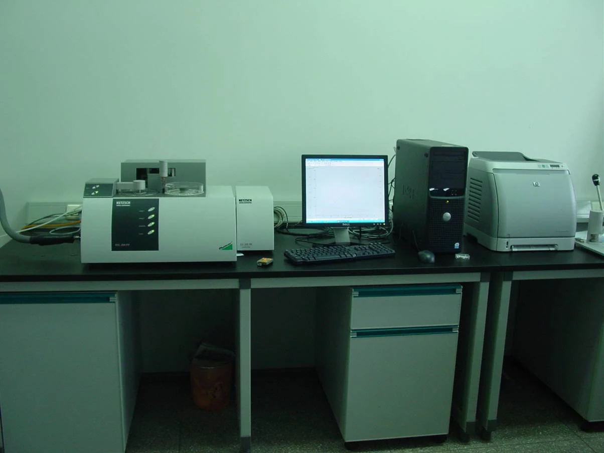 Differential scanning calorimeter with data acquisition workstation in the laboratory