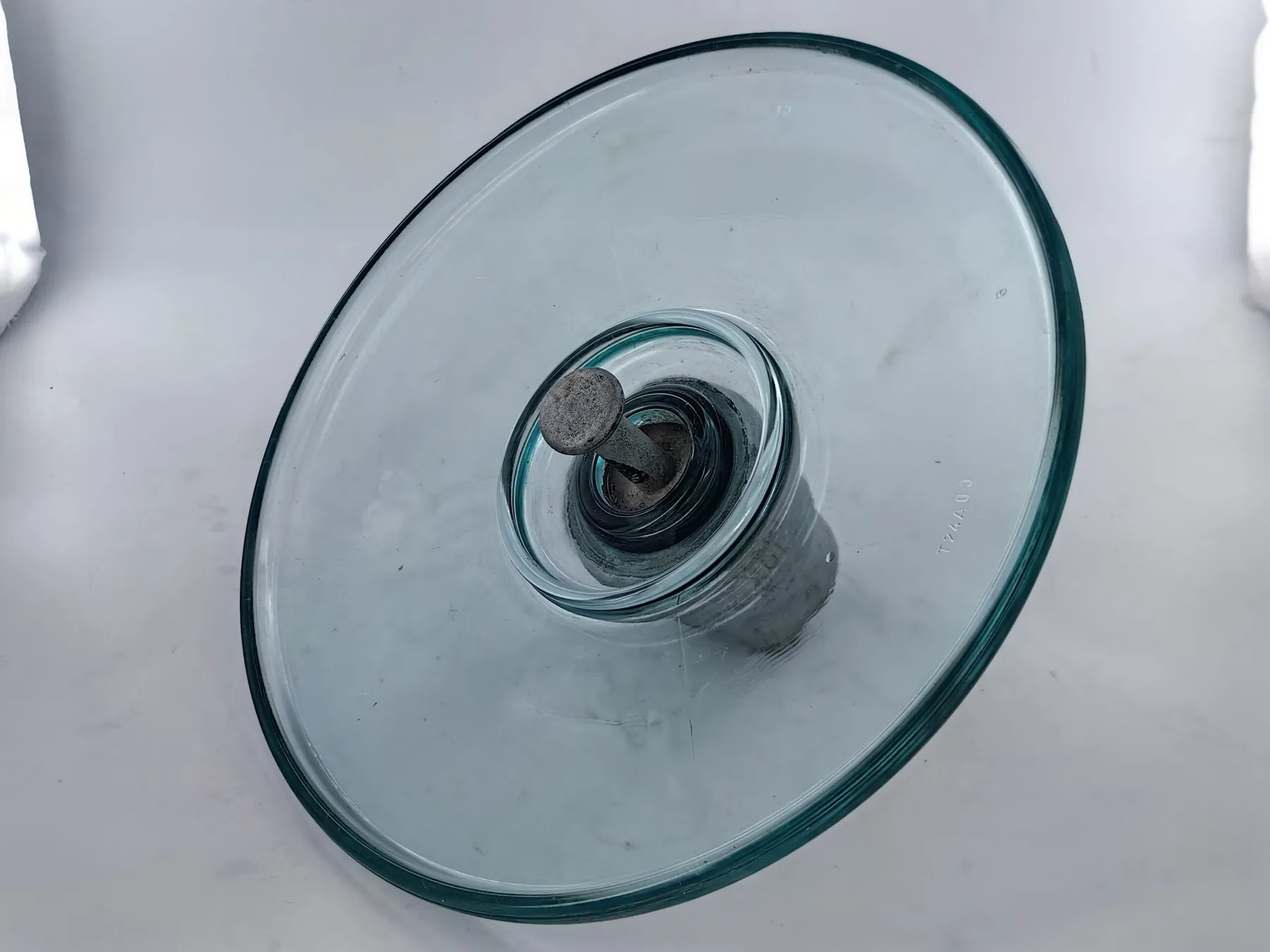 Aerodynamic type glass insulator with wide open shed for desert transmission lines