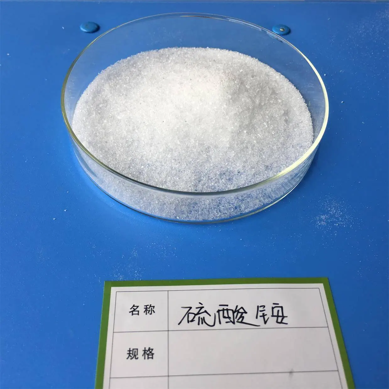 Ammonium sulfate colourless crystalline particles