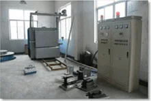 Cabina de tratamiento con cuadro de control y utillaje a pie de máquina.