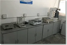 Laboratorio de medición con balanzas de precisión y equipo de ensayo.