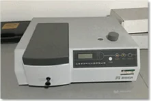 Espectrofotómetro de laboratorio para verificación de material.