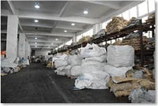 Nave de almacén con lotes embolsados y piezas metálicas en tránsito.