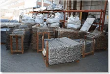 Zona de expedición con producto paletizado y perfil de aluminio agrupado.