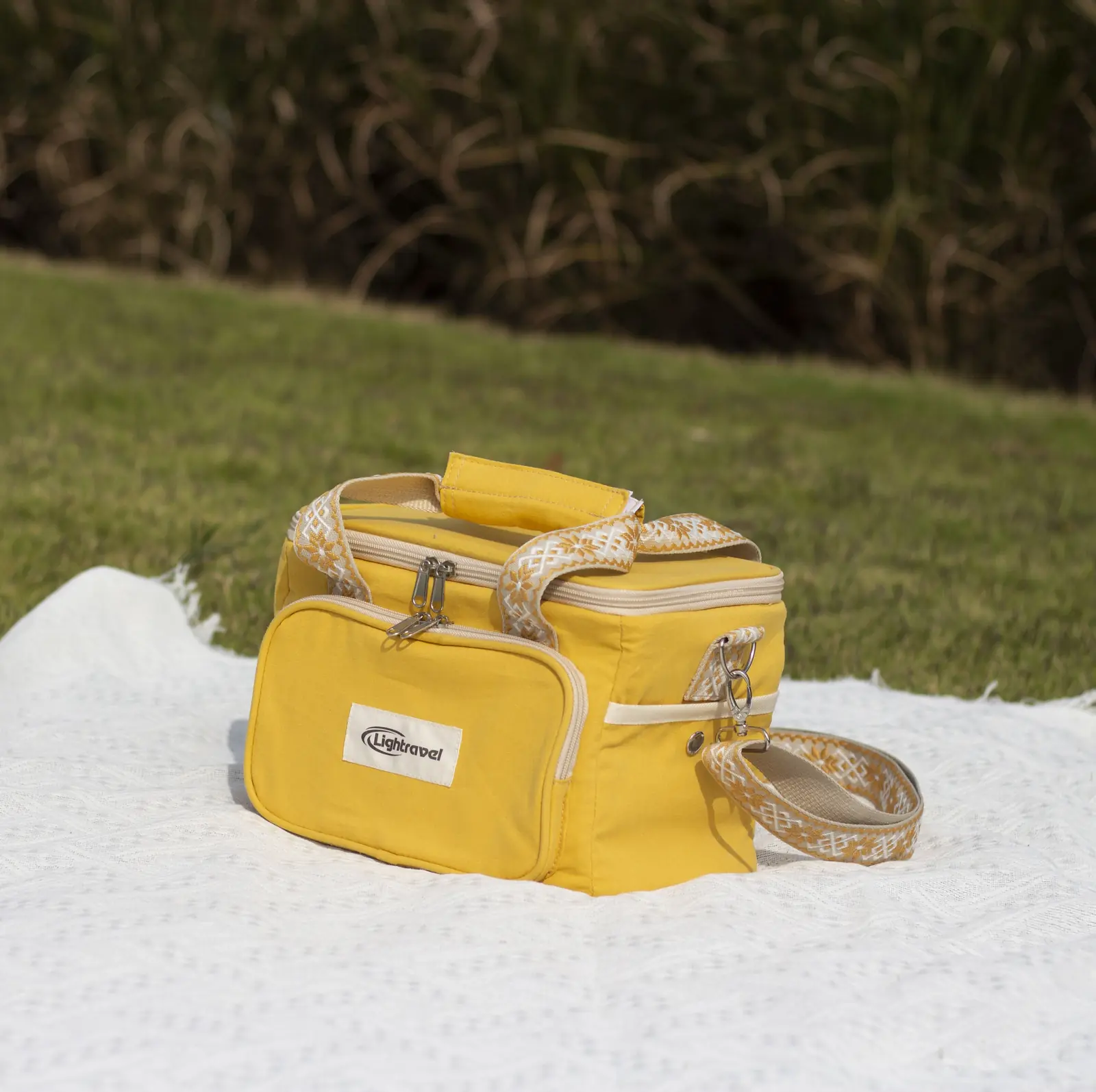 FreshBite Lunch Companion: Stylish Portable Lunch Cooler Tote detail view 2