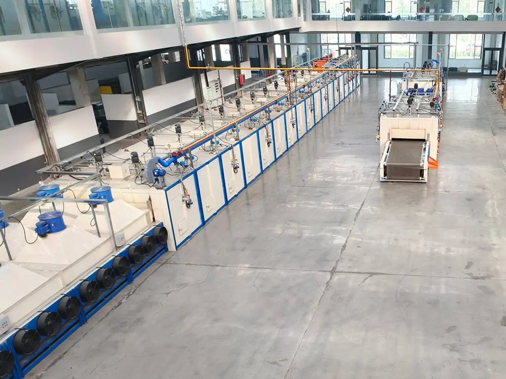 Thermal shock test bath screening toughened glass insulator shells for internal defects