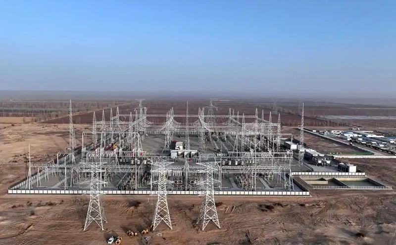 High voltage substation switchyard with busbar structures and insulator strings