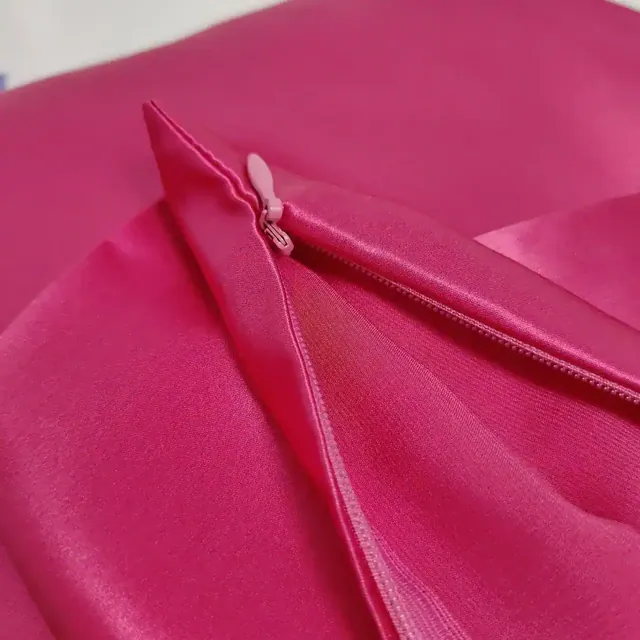 22MM Silk Pillowcase Zipper Style styling view