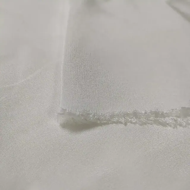 45Inch White 18mm Silk Crepe Fabric close up