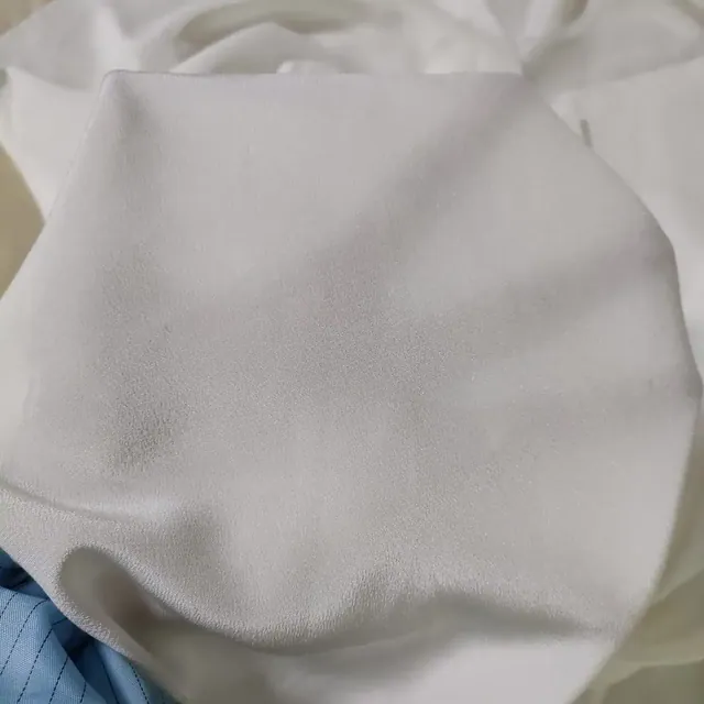 45Inch White 18mm Silk Crepe Fabric alternate colourway