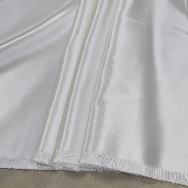 55Inch White 40mm Silk Heavy Charmeuse Fabric alternate colourway