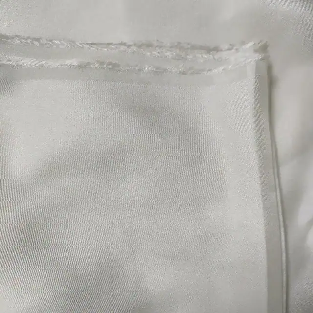 45Inch White 12mm Silk Twill Fabric alternate colourway