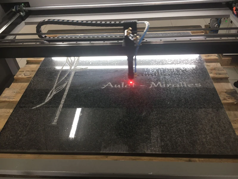 60W CO2 laser cutting machine head with adjustable lifting wheels