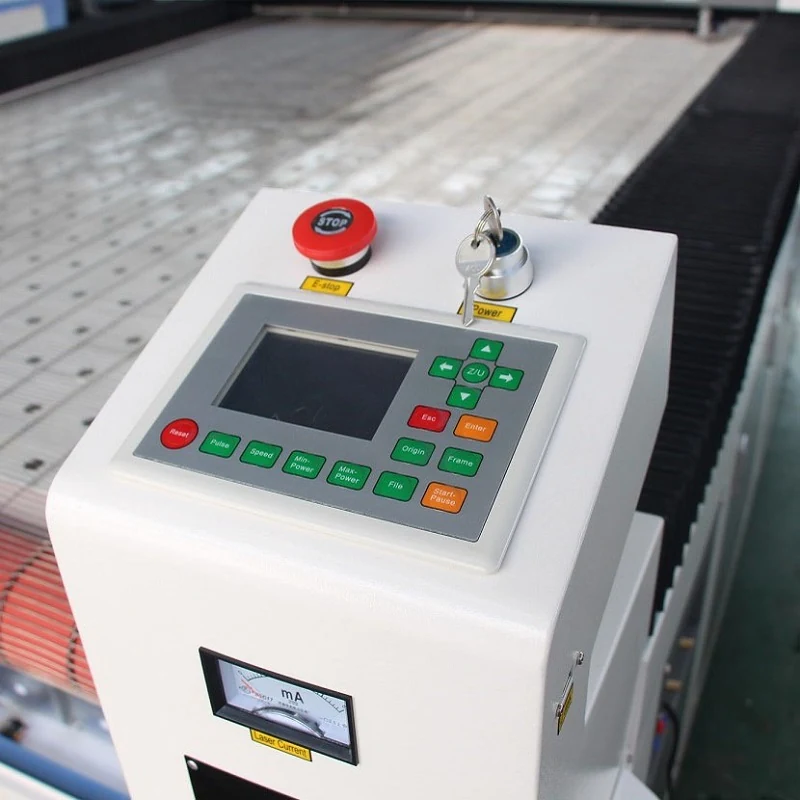Laser cutting machine for fabric with automatic feeding system