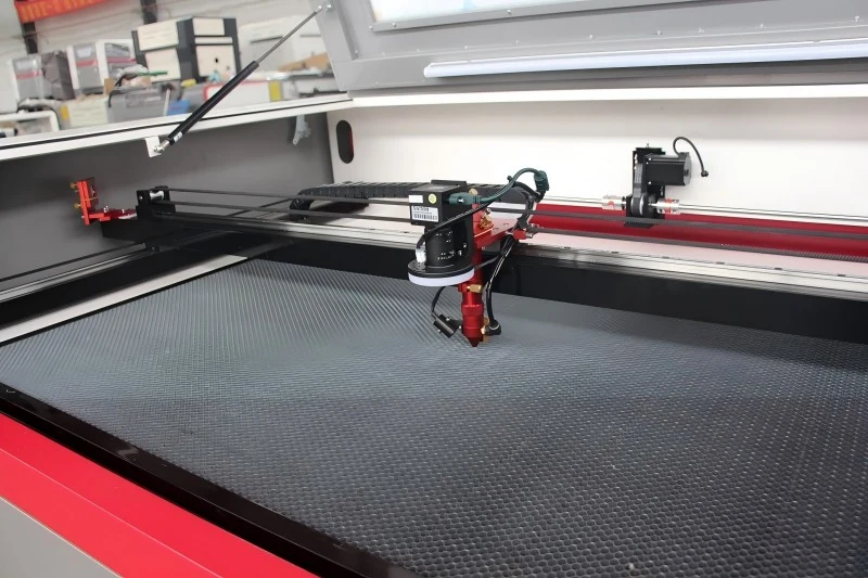 CO2 laser cutter cutting acrylic sheet with vision guidance