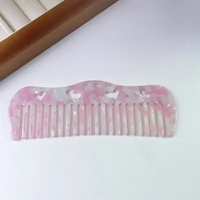 Close-up of the rounded wide teeth on the comb showing smooth surface