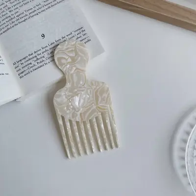 Multiple combs in different colours arranged in a row for brand display