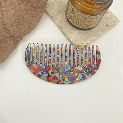 Comb being used on wet hair to detangle without pulling