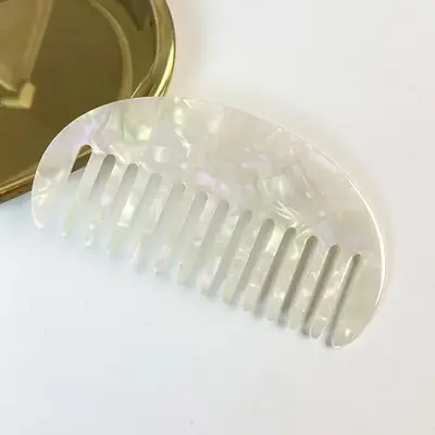 Set of three combs in different lengths packed in custom box