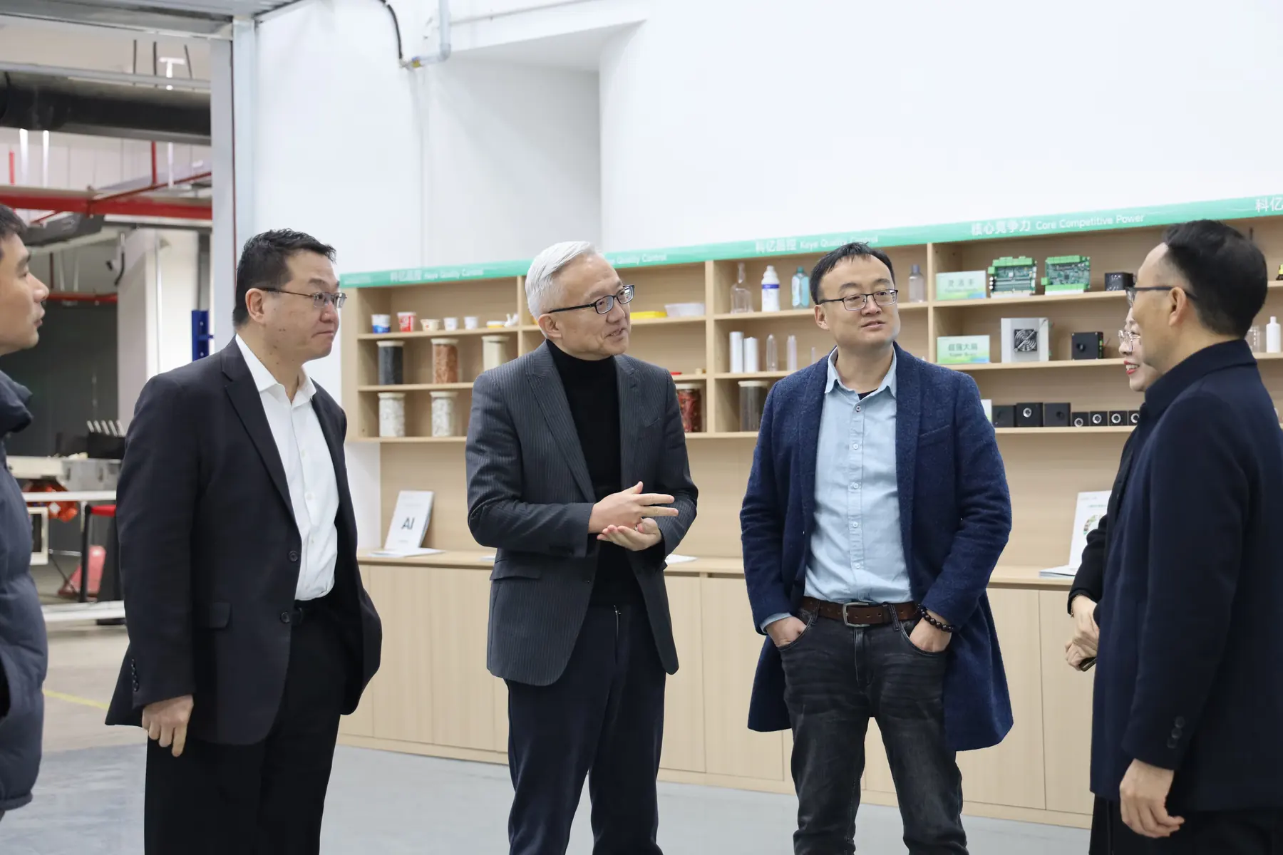 Technical discussion in the KeyeTech showroom