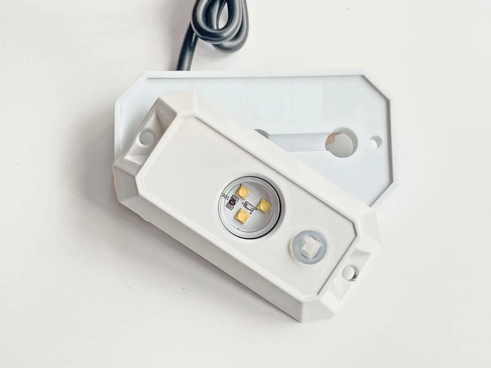 KOR003 rock light in white with metal housing and integrated switch