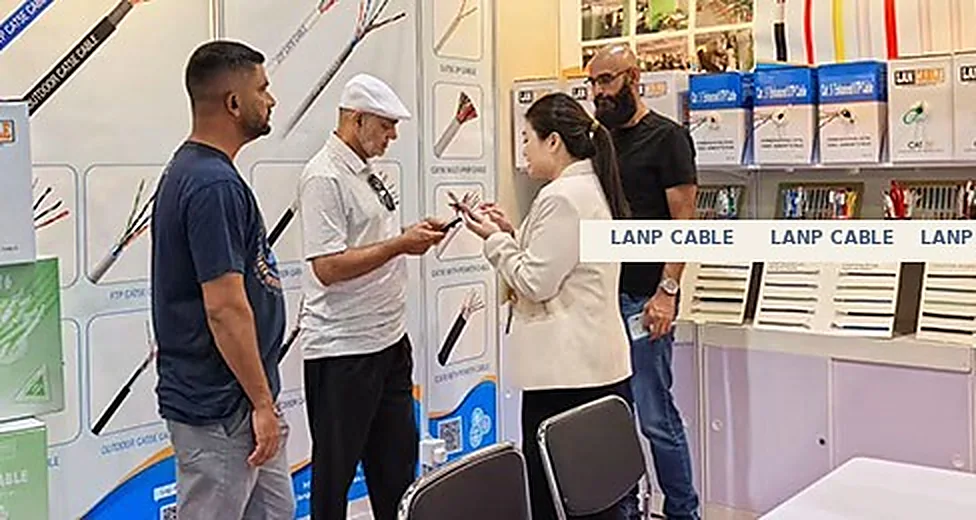 فريق مبيعات LANP CABLE يناقش مواصفات الكابلات مع مشترين دوليين في معرض تجاري