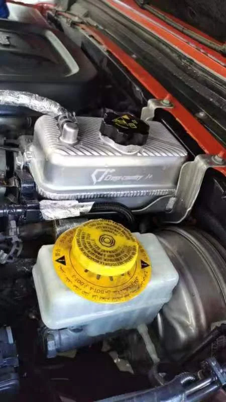 JL1313 Antifreeze Bottle Automotive Coolant Water Tank Auxiliary Kettle Coolant Pot for Jeep Wrangle view 2