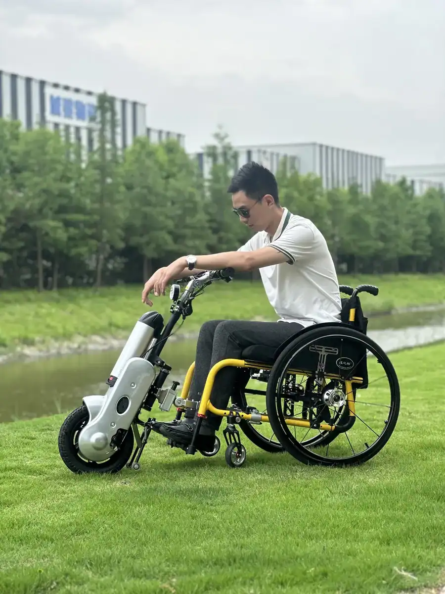 R00Q1 Wheelchair Trailer view 4