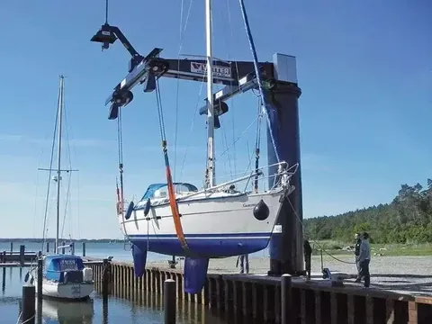 Port jib crane used as a marine davits crane