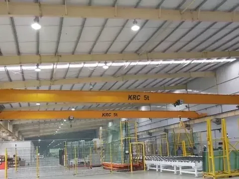Electric single girder crane with hoist on the beam