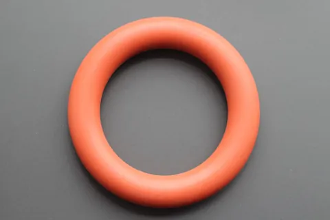 FKM and FFKM o-rings shown side by side for comparison