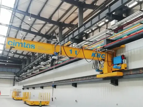 One ton class jib crane mounted at a work bay