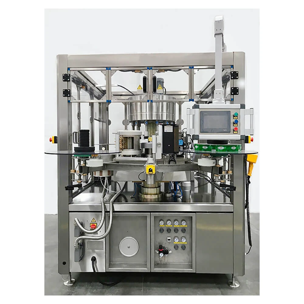 Rotary labeling machine applying labels to bottles on a line