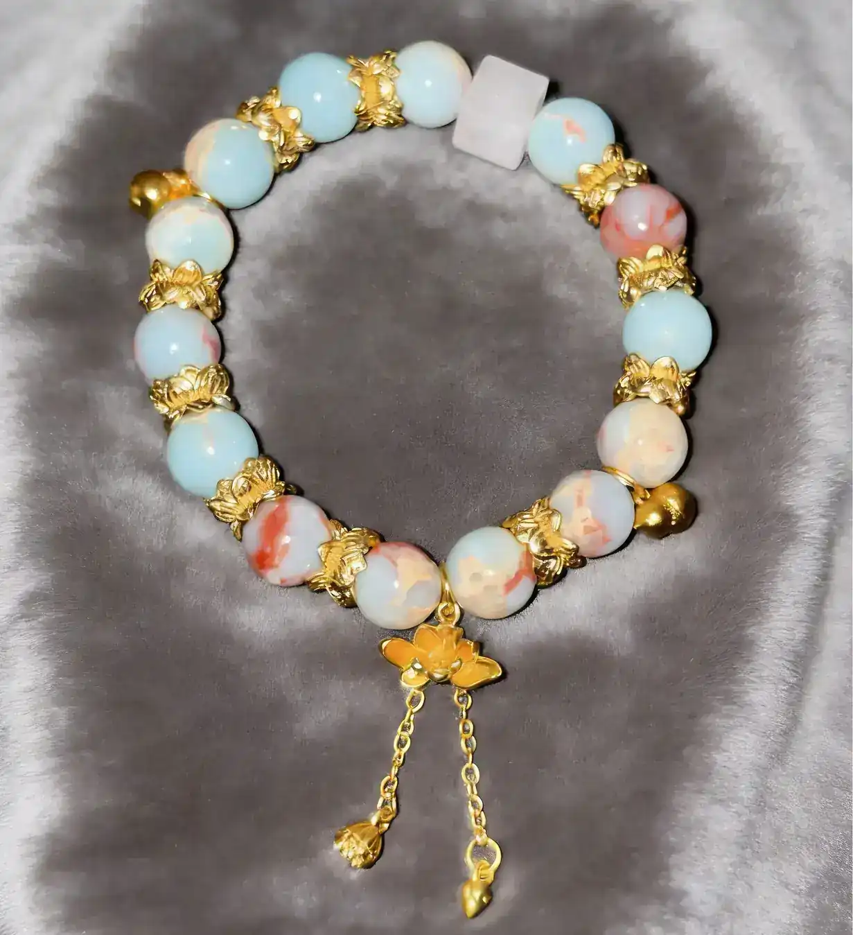 Sila green-blue Shoushan stone crystal bracelet, the bracelet styled on a surface