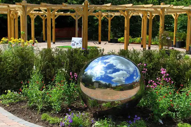 304 stainless steel mirror ball hollow sphere Garden gazing sphere seen from another angle