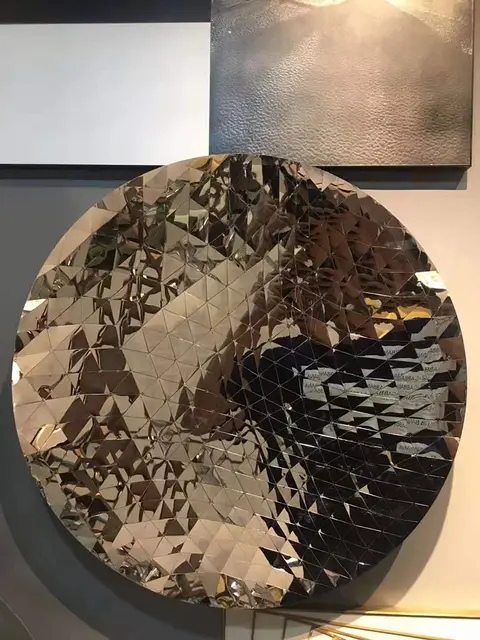 Concave Mirror Sculpture at the Metropolitan Museum of Art–Triangle Scale armour concave mirror in close view