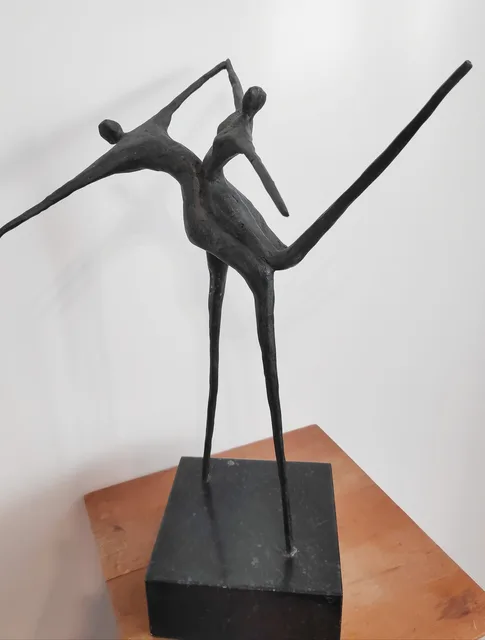 Couple Dance Brass Sculpture For Sale Metal Decorative bronzen beelden seen from another angle