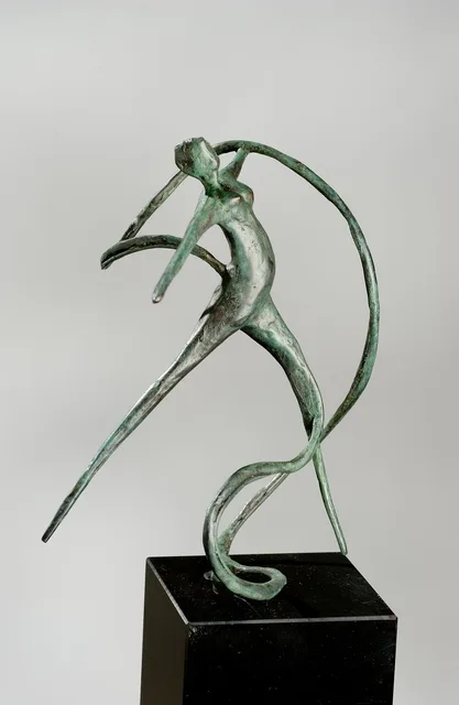 Couple Dance Brass Sculpture For Sale Metal Decorative bronzen beelden shown in its setting